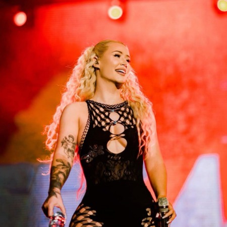 Oynx Kelly's mother Iggy Azalea during one of her music concerts